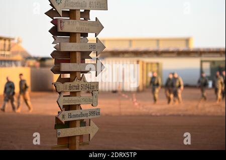 MALI, Gao, Minusma un missione di mantenimento della pace, Camp Castor, esercito tedesco Bundeswehr , piatti della città a distanza di casa / MALI, Gao, Missione delle Nazioni Unite Minusma, multidimensionale Integrierte Stabilizierungsmission der Vereinten Nationen in Mali, CAMP CASTOR der Bundeswehr, Ortsschilder Heimatorte mit Ensabungtungfernungtungge Foto Stock