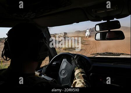 MALI, Gao, Minusma un missione di mantenimento della pace, l'esercito tedesco Bundeswehr, pattuglia nel deserto / MALI, Gao, un Mission Minusma, multidimensionale Integrierte Stabilizierungsmission der Vereinten Nationen in Mali, Bundeswehr Fahrzeengug Konvoi auf Patrouille in der Wufahghe Fallen, hogusten von Terraen Foto Stock