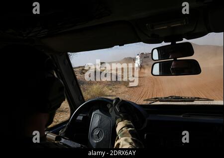 MALI, Gao, Minusma un missione di mantenimento della pace, l'esercito tedesco Bundeswehr, pattuglia nel deserto / MALI, Gao, un Mission Minusma, multidimensionale Integrierte Stabilizierungsmission der Vereinten Nationen in Mali, Bundeswehr Fahrzeengug Konvoi auf Patrouille in der Wufahghe Fallen, hogusten von Terraen Foto Stock