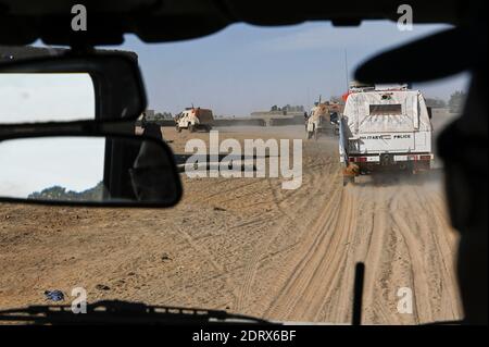 MALI, Gao, Minusma un missione di mantenimento della pace, l'esercito tedesco Bundeswehr, pattuglia nel deserto / MALI, Gao, un Mission Minusma, multidimensionale Integrierte Stabilizierungsmission der Vereinten Nationen in Mali, Bundeswehr Fahrzeengug Konvoi auf Patrouille in der Wufahghe Fallen, hogusten von Terraen Foto Stock