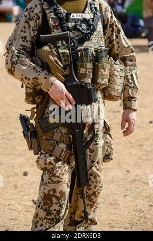 MALI, Gao, missione di mantenimento della pace delle Nazioni Unite Minusma, Camp Castor, Bundeswehr dell'esercito tedesco, soldato in uniforme da camuffamento nel deserto equipaggiato con mitragliatrice Heckler e Koch HK G36 e HK Pistol P 30 / MALI, Gao, Minusma Missione ONU, Camp Castor der Bundeswehr, Soldat mit Sturmgewehr Heckler und Koch HK G 36 und HK Pistole P 30 Foto Stock