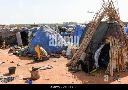 MALI, Bamako, campo IDP Faladié, Peulh si stabilirono qui dopo conflitti etnici con la popolazione Dogon nella regione Mopti, / Faladié, Peulh Fluechtlinge haben sich nach ethnischen Konflikten mit Dogon in der Region Mopti hier angesiedelt Foto Stock