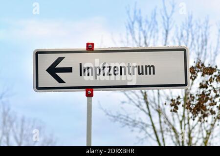 Cartello stradale che indica il centro tedesco di vaccinazione chiamato 'Impfzentrum' set Fino a vaccinare le persone contro il virus Corona a Heidelberg Foto Stock
