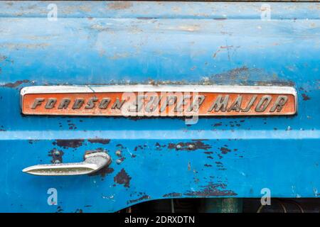 Badge su un trattore blu Fordson Super Major Vintage sbiadito e non restaurato in occasione di una fiera nel Nord-est dell'Inghilterra, Regno Unito