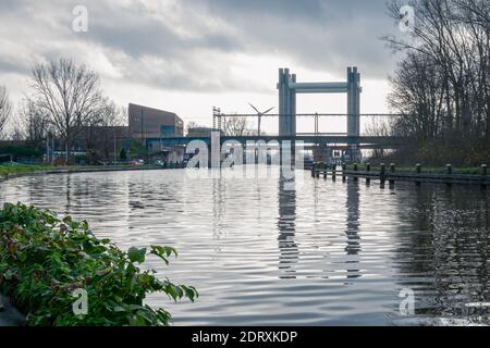 Ponte ferroviario sul fiume canalizzato 'Gouwe', nella città di Gouda, Olanda. Foto Stock