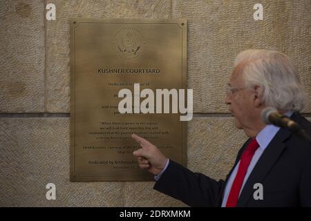 Gerusalemme, Israele. 21 Dic 2020. David Friedman, Ambasciatore degli Stati Uniti in Israele, svela una targa all'ambasciata di Gerusalemme che designa il cortile di Kushner in onore del consigliere senior della Casa Bianca degli Stati Uniti Jared Kushner lunedì 21 dicembre 2020. Foto piscina di Maya Alleruzzo/UPI Credit: UPI/Alamy Live News Foto Stock