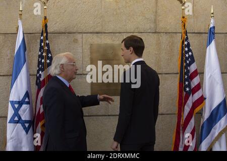 Gerusalemme, Israele. 21 Dic 2020. Il consigliere senior della Casa Bianca degli Stati Uniti Jared Kushner, a destra, parla con l'ambasciatore David Friedman, a sinistra, dopo aver svelato una targa all'ambasciata di Gerusalemme che designa il cortile Kushner lunedì 21 dicembre 2020. Foto piscina di Maya Alleruzzo/UPI Credit: UPI/Alamy Live News Foto Stock