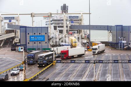 Dover, Regno Unito. 21 Dic 2020. Autocarri che sbarcano da un traghetto dalla Spagna. Un porto vuoto di dover in un momento che normalmente sarebbe molto occupato appena prima di Natale. Non è consentito lasciare camion o auto da dover. Il porto di dover è chiuso per il trasporto merci a seguito della chiusura della frontiera francese. Ci sono timori circa il trasporto del nuovo ceppo di Covid attraverso il canale. Credit: Mark Thomas/Alamy Live News Foto Stock