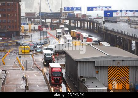 Dover, Regno Unito. 21 Dic 2020. Autocarri che sbarcano da un traghetto dalla Spagna. Un porto vuoto di dover in un momento che normalmente sarebbe molto occupato appena prima di Natale. Non è consentito lasciare camion o auto da dover. Il porto di dover è chiuso per il trasporto merci a seguito della chiusura della frontiera francese. Ci sono timori circa il trasporto del nuovo ceppo di Covid attraverso il canale. Credit: Mark Thomas/Alamy Live News Foto Stock