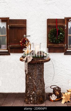 Decorazione di Natale con candela una corona di abete e antlers di stag su un tronco di albero Foto Stock