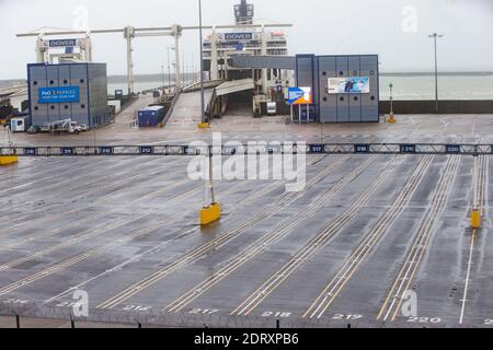 Dover, Regno Unito. 21 Dic 2020. Un porto vuoto di dover in un momento che normalmente sarebbe molto occupato appena prima di Natale. Non è consentito lasciare camion o auto da dover. Il porto di dover è chiuso per il trasporto merci a seguito della chiusura della frontiera francese. Ci sono timori circa il trasporto del nuovo ceppo di Covid attraverso il canale. Credit: Mark Thomas/Alamy Live News Foto Stock