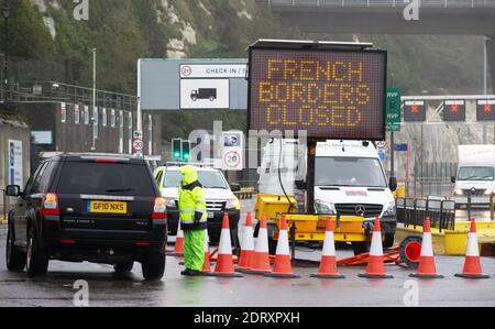 Dover, Regno Unito. 21 Dic 2020. Un'auto viene girata prima del punto di check-in. Un porto vuoto di dover in un momento che normalmente sarebbe molto occupato appena prima di Natale. Non è consentito lasciare camion o auto da dover. Il porto di dover è chiuso per il trasporto merci a seguito della chiusura della frontiera francese. Ci sono timori circa il trasporto del nuovo ceppo di Covid attraverso il canale. Credit: Mark Thomas/Alamy Live News Foto Stock