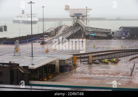 Dover, Regno Unito. 21 Dic 2020. Un porto vuoto di dover in un momento che normalmente sarebbe molto occupato appena prima di Natale. Non è consentito lasciare camion o auto da dover. Il porto di dover è chiuso per il trasporto merci a seguito della chiusura della frontiera francese. Ci sono timori circa il trasporto del nuovo ceppo di Covid attraverso il canale. Credit: Mark Thomas/Alamy Live News Foto Stock