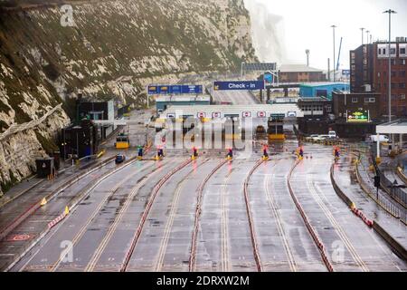 Dover, Regno Unito. 21 Dic 2020. Corsie completamente vuote al punto di check-in. Un porto vuoto di dover in un momento che normalmente sarebbe molto occupato appena prima di Natale. Non è consentito lasciare camion o auto da dover. Il porto di dover è chiuso per il trasporto merci a seguito della chiusura della frontiera francese. Ci sono timori circa il trasporto del nuovo ceppo di Covid attraverso il canale. Credit: Mark Thomas/Alamy Live News Foto Stock