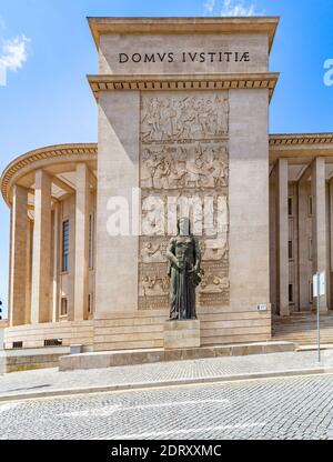 Scultura di Giustizia (Justitia) nel Palazzo di Giustizia (Museo giudiziario) centro di Porto (sito UNESCO) Foto Stock