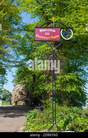 Cartello all'ingresso del castello di Pontefract nello Yorkshire occidentale Foto Stock