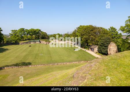 Vista estiva del bailey interno del Pontefract in rovina castello prendere dal torrione Foto Stock