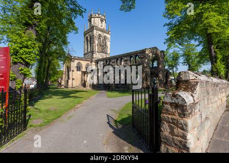 Chiesa parrocchiale di tutti i Santi a Pontefract, West Yorkshire - rovinata durante la guerra civile inglese, una chiesa interna è stata costruita all'interno delle rovine negli anni '60 Foto Stock