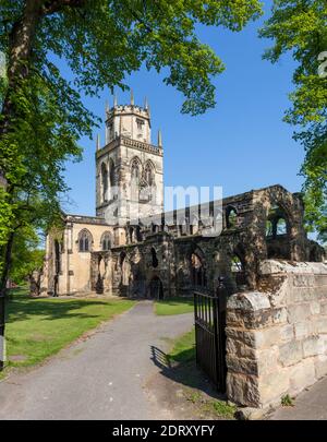 Chiesa parrocchiale di tutti i Santi a Pontefract, West Yorkshire - rovinata durante la guerra civile inglese, una chiesa interna è stata costruita all'interno delle rovine negli anni '60 Foto Stock