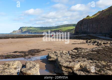 Robin Hood's Bay, costa dello Yorkshire - vista a sud verso Ravenscar da Boggle Hole Foto Stock