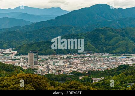 Shizuoka si trova ai piedi di dense catene montuose, viste da Nihondaira, una collina panoramica di 307 metri vicino a Shizuoka, in Giappone. Foto Stock