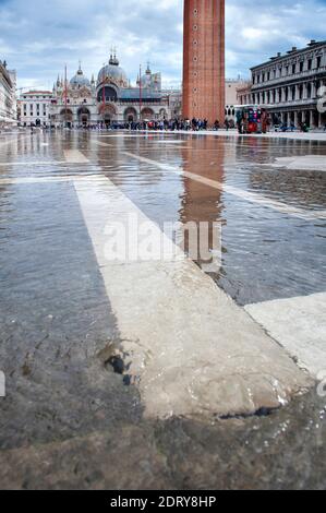 Piazza San Marco allagata dall'alta marea. Venezia, Italia Foto Stock