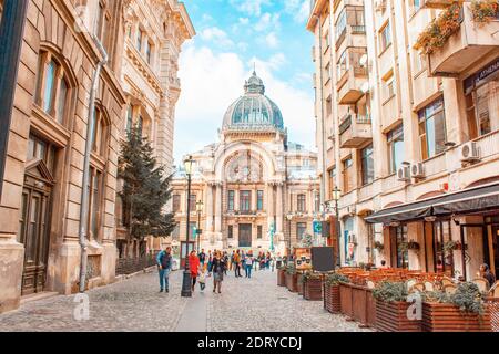 Bucarest, Romania - 10 12 2018 Vista panoramica Palazzo della Cassa di risparmio nel centro storico o città vecchia Foto Stock