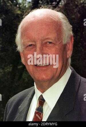 PA RECENSIONE DELL'ANNO 2020 file foto datata 08/05/1997 di Frank Bough. La BBC ha reso omaggio all'ex presentatore della Tribuna, morto a 87 anni, il 21 ottobre 2020. Foto Stock