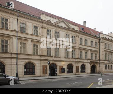 Lidový dům (Casa del Popolo) in via Hybernská a Nové Město (Città Nuova) a Praga, Repubblica Ceca. L'edificio è ora servito come sede del Partito socialdemocratico ceco (Česká strana sociálně demokratická). Nel gennaio 1912 si è svolta in questo edificio la Conferenza di Praga del Partito socialdemocratico del lavoro russo. Alla conferenza, Vladimir Lenin e i suoi sostenitori si sono staccati dal resto del Partito laburista socialdemocratico russo e hanno formato il loro Partito laburista socialdemocratico russo (Bolscevichi). Foto Stock