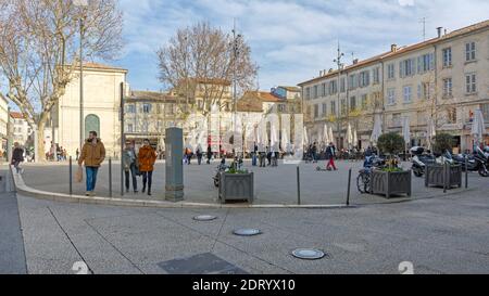 Avignone, Francia - 30 gennaio 2016: Persone a piedi in Place Pie City Square ad Avignone, Francia. Foto Stock