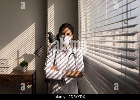 Ritratto di dottore in maschera medica facciale Foto Stock