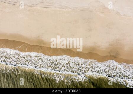 Immagine aerea del surf in una spiaggia di Southampton a Southampton, NY Foto Stock