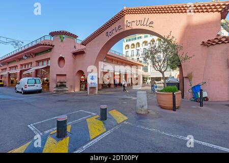 Cannes, Francia - 1 febbraio 2016: Arch Gate al Forville Farmers Market di Cannes, Francia. Foto Stock