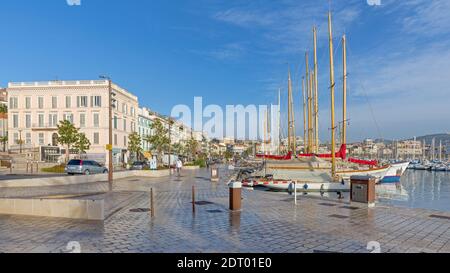 Cannes, Francia - 1 febbraio 2016: Barche a vela e yacht ormeggiati a Marina di Cannes, Francia. Foto Stock