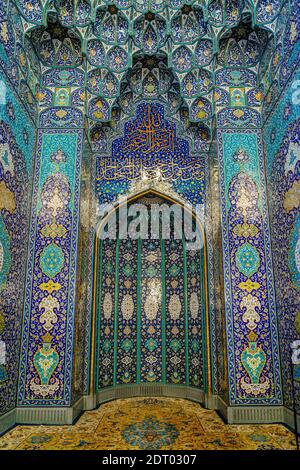 Mascate, Oman, 3 dicembre 2016: Il mihrab nella sala principale di preghiera della Grande Moschea del Sultano Qaboos Foto Stock