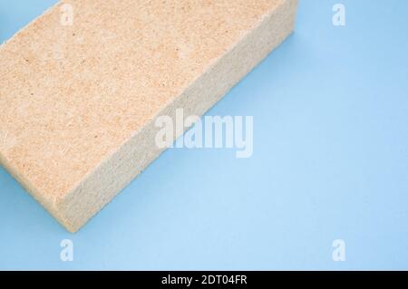 Una vista dall'alto di isolamenti termici edilizi in materiale ecologico materiali su sfondo blu Foto Stock