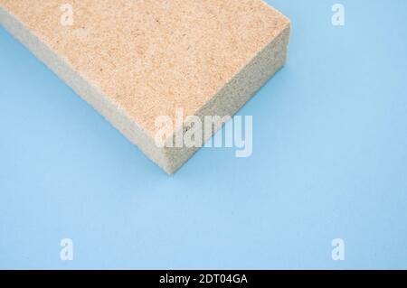 Una vista dall'alto di isolamenti termici edilizi in materiale ecologico materiali su sfondo blu Foto Stock