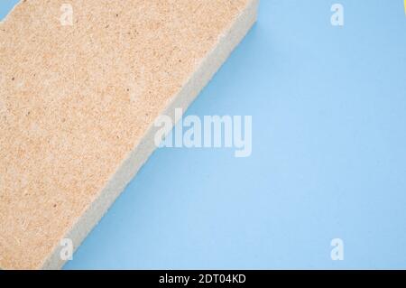 Una vista dall'alto di isolamenti termici edilizi in materiale ecologico materiali su sfondo blu Foto Stock