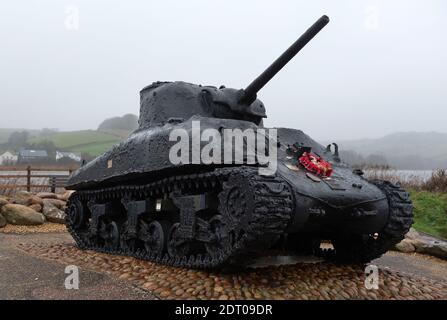 Il carro armato Sherman in mostra a Slapton, Devon, come un memoriale per i 639 siliatori e velieri americani che sono morti alla Utah Beach WW2 D Day Dress rehe Foto Stock