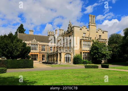 Vista estiva di Orton Hall, Peterborough città, Cambridgeshire, Inghilterra, Regno Unito Foto Stock