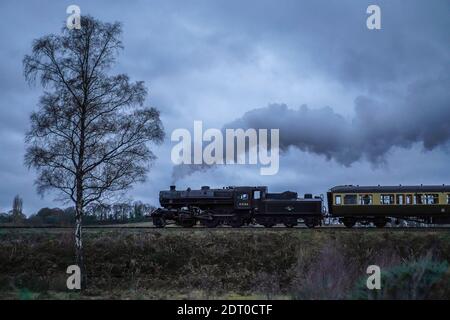 Kidderminster, Regno Unito. 21 Dicembre 2020. Tempo nel Regno Unito: Alla fine di una giornata molto grigia e cupa, i visitatori ritornano dalla visita di Santa sulla Severn Valley Steam Railway, un viaggio di divertimento festoso accolto da bambini e adulti in una giornata di solstizio invernale sconfortante. Credit: Lee Hudson/Alamy Live News Foto Stock