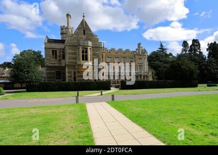 Vista estiva di Orton Hall, Peterborough città, Cambridgeshire, Inghilterra, Regno Unito Foto Stock