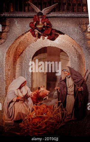 Presepi con Gesù bambino sulla mangiatoia. Presepio natalizio - Gesù Cristo, Maria e Giuseppe. La nascita di Gesù Cristo. Foto Stock