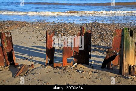 Resti di casseforme metalliche dalla base di una vecchia rovina decaduta a Cart Gap, Happisburgh, Norfolk, Inghilterra, Regno Unito. Foto Stock