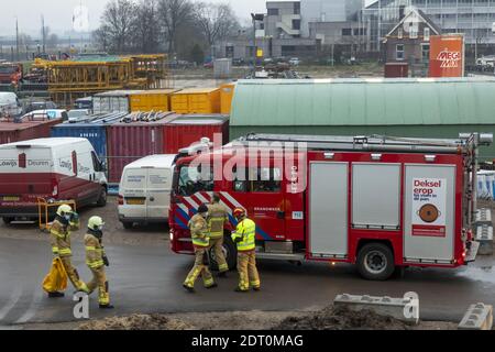 ZUTPHEN, PAESI BASSI - 08 dicembre 2020: Camion e vigili del fuoco in un cantiere di ritorno al loro veicolo Foto Stock