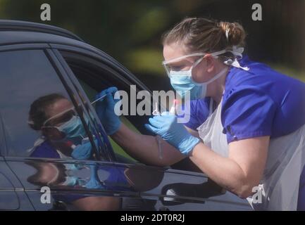 Un lavoratore della NHS in fase di test per il coronavirus in una stazione di test temporaneo nel parcheggio di Chessington World of Adventures a Chessington, Greater London. ... Coronavirus ... 28-03-2020 ... Chessington ... REGNO UNITO ... Il credito fotografico dovrebbe essere: Aaron Chown/PA Archive. Riferimento unico N. 53060055 ... Data immagine: Sabato 28 marzo 2020. Vedere PA storia DI SALUTE Coronavirus. Il credito fotografico dovrebbe essere: Aaron Chown/PA Wire Foto Stock