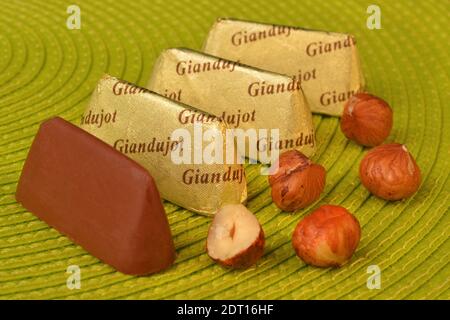 Il cibo italiano prodotto, Gianduiotto il tradizionale Piemonte il cioccolato con la nocciola. Foto Stock