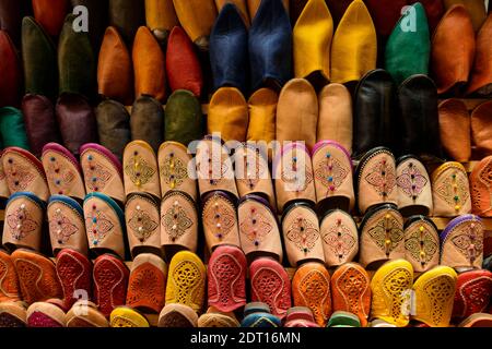 Calzature tradizionali in vendita nella vecchia medina di Fez, Marocco. Foto Stock