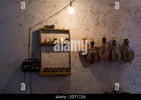 Vasi di terracotta fatti a mano in vendita appesi su un muro nella vecchia medina di Fez, Marocco. Foto Stock