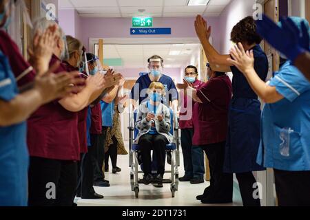 PA REVIEW OF THE YEAR 2020 - PA PHOTOGRAPHERS' FAVORITE IMAGES file photo datato 08/12/20 di Margaret Keenan, 90, applaudita dal personale che tornò nel suo reparto dopo essere diventata la prima persona nel Regno Unito a ricevere il vaccino Pfizer/BioNtech Covid-19 all'University Hospital, Coventry, All'inizio del più grande programma di immunizzazione mai realizzato nella storia del Regno Unito. Selezionato dal fotografo del PA Jacob King come sua foto preferita dell'anno Foto Stock